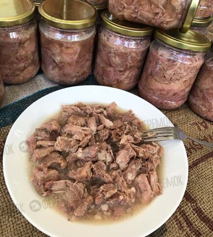 «Свинина в собственном соку» из красного мяса (лопатка, шея). 490 гр. мяса в 1 банке.